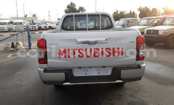 Sayi Imported Mitsubishi L200 White Mota in Import - Dubai a Benin Sayi Imported Mitsubishi L200 White Mota in Import - Dubai a Benin