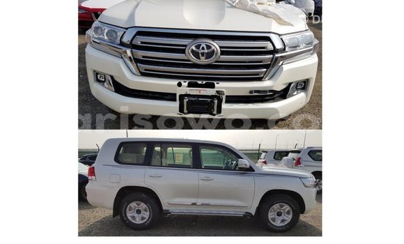 Acheter Import Voiture Toyota Land Cruiser Blanc à Import - Dubai, Benin Acheter Import Voiture Toyota Land Cruiser Blanc à Import - Dubai, Benin
