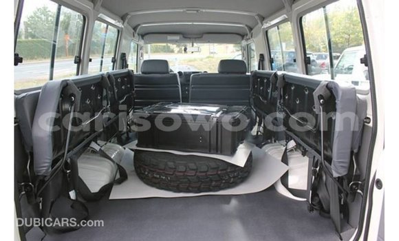 Acheter Import Voiture Toyota Land Cruiser Blanc à Import - Dubai, Benin Acheter Import Voiture Toyota Land Cruiser Blanc à Import - Dubai, Benin