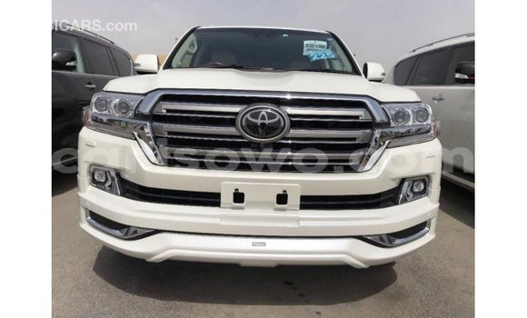Acheter Import Voiture Toyota Land Cruiser Blanc à Import - Dubai, Benin Acheter Import Voiture Toyota Land Cruiser Blanc à Import - Dubai, Benin