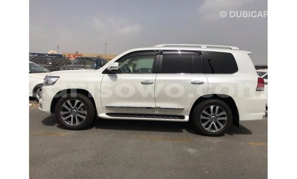 Acheter Import Voiture Toyota Land Cruiser Blanc à Import - Dubai, Benin Acheter Import Voiture Toyota Land Cruiser Blanc à Import - Dubai, Benin