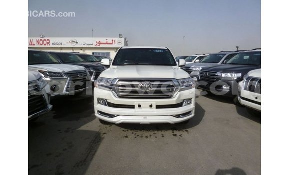 Sayi Imported Toyota Land Cruiser White Mota in Import - Dubai a Benin Sayi Imported Toyota Land Cruiser White Mota in Import - Dubai a Benin