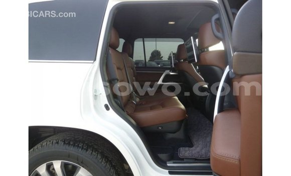 Sayi Imported Toyota Land Cruiser White Mota in Import - Dubai a Benin Sayi Imported Toyota Land Cruiser White Mota in Import - Dubai a Benin
