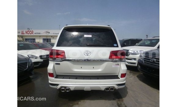 Ra Imported Toyota Land Cruiser funfun Ọkọ̀ in Import - Dubai ni Benin Ra Imported Toyota Land Cruiser funfun Ọkọ̀ in Import - Dubai ni Benin
