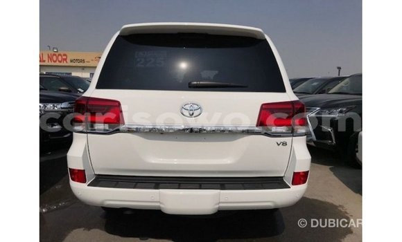 Sayi Imported Toyota Land Cruiser White Mota in Import - Dubai a Benin Sayi Imported Toyota Land Cruiser White Mota in Import - Dubai a Benin