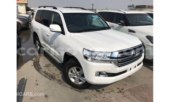 Sayi Imported Toyota Land Cruiser White Mota in Import - Dubai a Benin Sayi Imported Toyota Land Cruiser White Mota in Import - Dubai a Benin