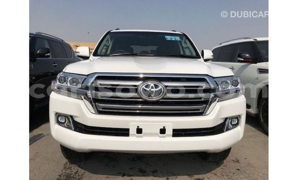 Sayi Imported Toyota Land Cruiser White Mota in Import - Dubai a Benin Sayi Imported Toyota Land Cruiser White Mota in Import - Dubai a Benin
