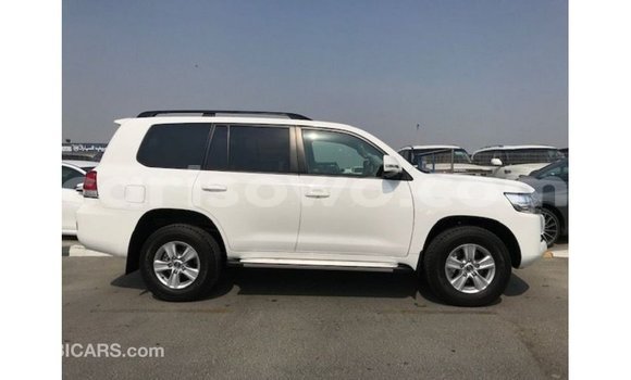 Sayi Imported Toyota Land Cruiser White Mota in Import - Dubai a Benin Sayi Imported Toyota Land Cruiser White Mota in Import - Dubai a Benin