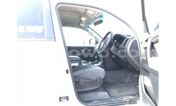 Sayi Imported Toyota Land Cruiser White Mota in Import - Dubai a Benin Sayi Imported Toyota Land Cruiser White Mota in Import - Dubai a Benin