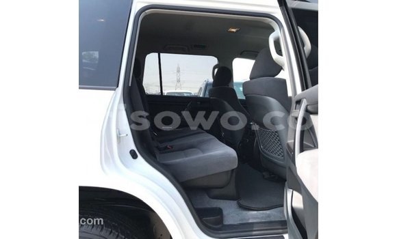 Sayi Imported Toyota Land Cruiser White Mota in Import - Dubai a Benin Sayi Imported Toyota Land Cruiser White Mota in Import - Dubai a Benin