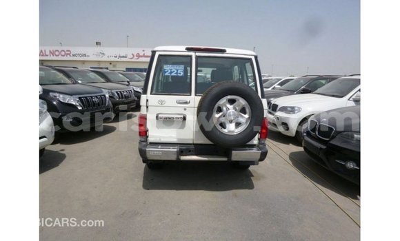 Sayi Imported Toyota Land Cruiser White Mota in Import - Dubai a Benin Sayi Imported Toyota Land Cruiser White Mota in Import - Dubai a Benin