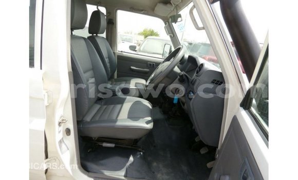 Sayi Imported Toyota Land Cruiser White Mota in Import - Dubai a Benin Sayi Imported Toyota Land Cruiser White Mota in Import - Dubai a Benin