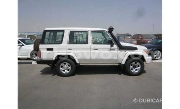 Sayi Imported Toyota Land Cruiser White Mota in Import - Dubai a Benin Sayi Imported Toyota Land Cruiser White Mota in Import - Dubai a Benin