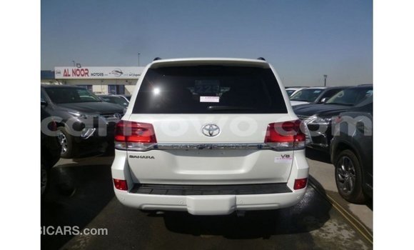 Sayi Imported Toyota Land Cruiser White Mota in Import - Dubai a Benin Sayi Imported Toyota Land Cruiser White Mota in Import - Dubai a Benin