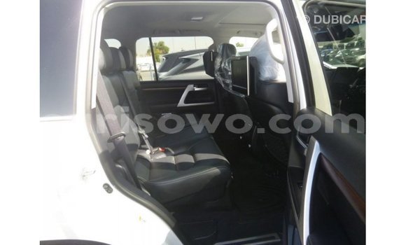 Sayi Imported Toyota Land Cruiser White Mota in Import - Dubai a Benin Sayi Imported Toyota Land Cruiser White Mota in Import - Dubai a Benin