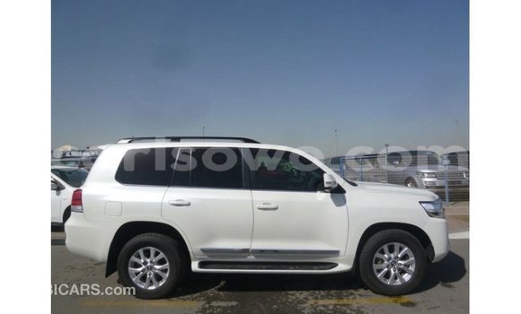 Sayi Imported Toyota Land Cruiser White Mota in Import - Dubai a Benin Sayi Imported Toyota Land Cruiser White Mota in Import - Dubai a Benin