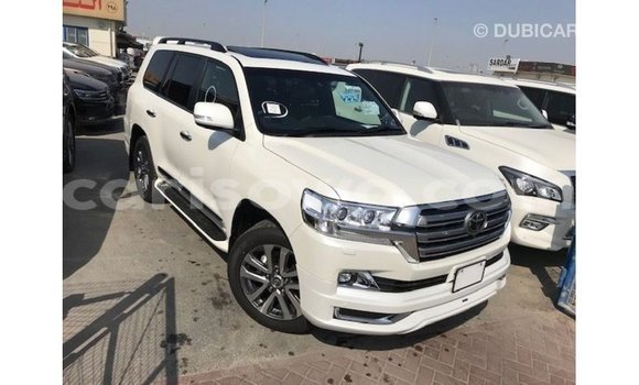 Acheter Import Voiture Toyota Land Cruiser Blanc à Import - Dubai, Benin Acheter Import Voiture Toyota Land Cruiser Blanc à Import - Dubai, Benin