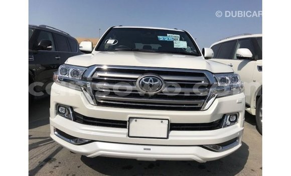 Acheter Import Voiture Toyota Land Cruiser Blanc à Import - Dubai, Benin Acheter Import Voiture Toyota Land Cruiser Blanc à Import - Dubai, Benin