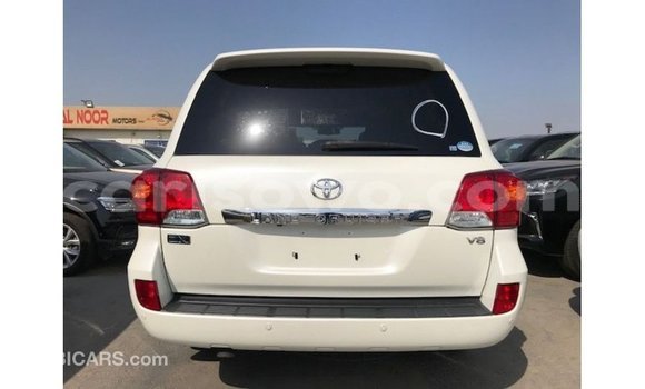 Sayi Imported Toyota Land Cruiser White Mota in Import - Dubai a Benin Sayi Imported Toyota Land Cruiser White Mota in Import - Dubai a Benin