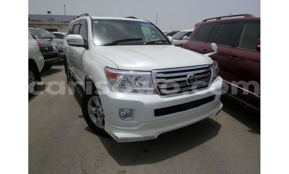Acheter Import Voiture Toyota Land Cruiser Blanc à Import - Dubai, Benin Acheter Import Voiture Toyota Land Cruiser Blanc à Import - Dubai, Benin