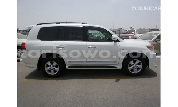 Acheter Import Voiture Toyota Land Cruiser Blanc à Import - Dubai, Benin Acheter Import Voiture Toyota Land Cruiser Blanc à Import - Dubai, Benin