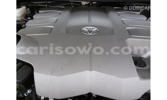 Acheter Import Voiture Toyota Land Cruiser Blanc à Import - Dubai, Benin Acheter Import Voiture Toyota Land Cruiser Blanc à Import - Dubai, Benin