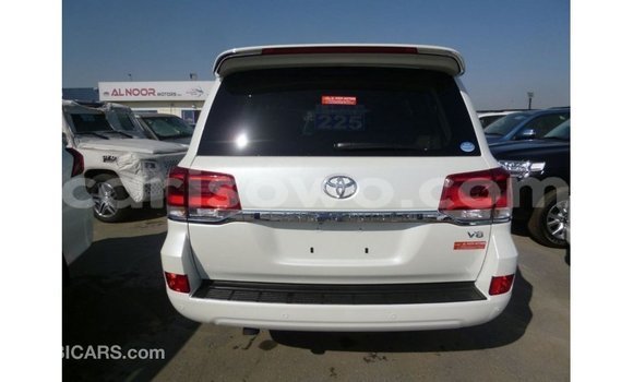 Acheter Import Voiture Toyota Land Cruiser Blanc à Import - Dubai, Benin Acheter Import Voiture Toyota Land Cruiser Blanc à Import - Dubai, Benin
