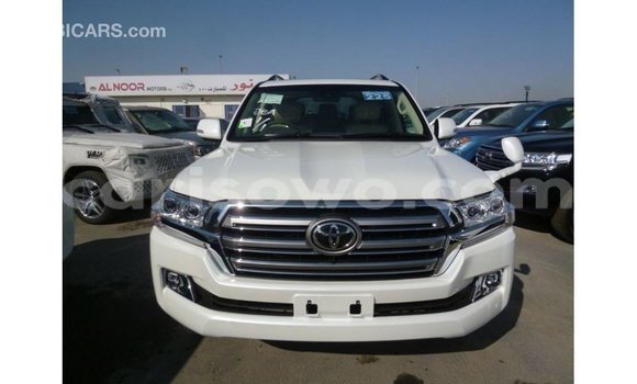 Acheter Import Voiture Toyota Land Cruiser Blanc à Import - Dubai, Benin Acheter Import Voiture Toyota Land Cruiser Blanc à Import - Dubai, Benin