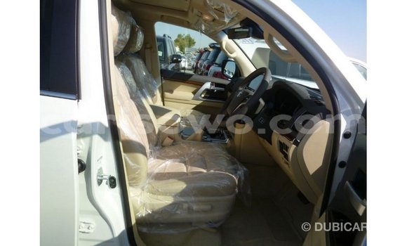 Acheter Import Voiture Toyota Land Cruiser Blanc à Import - Dubai, Benin Acheter Import Voiture Toyota Land Cruiser Blanc à Import - Dubai, Benin