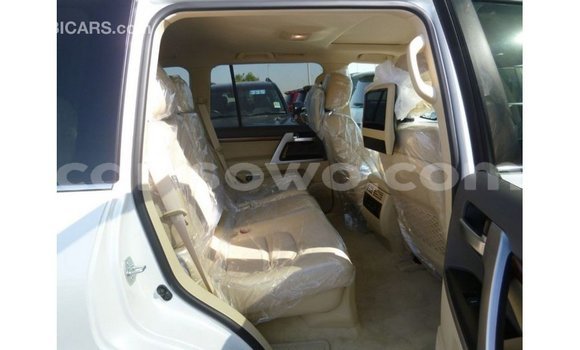 Acheter Import Voiture Toyota Land Cruiser Blanc à Import - Dubai, Benin Acheter Import Voiture Toyota Land Cruiser Blanc à Import - Dubai, Benin