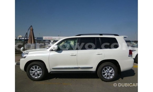 Acheter Import Voiture Toyota Land Cruiser Blanc à Import - Dubai, Benin Acheter Import Voiture Toyota Land Cruiser Blanc à Import - Dubai, Benin