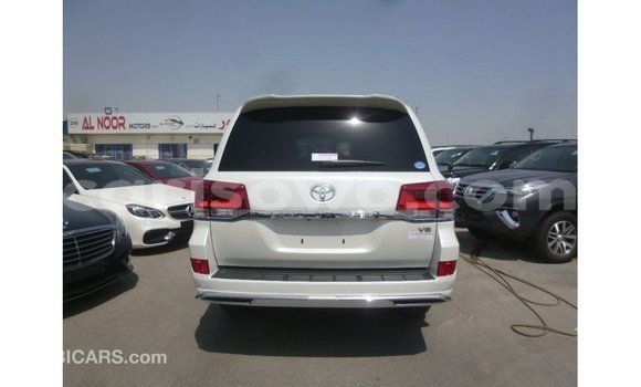 Sayi Imported Toyota Land Cruiser White Mota in Import - Dubai a Benin Sayi Imported Toyota Land Cruiser White Mota in Import - Dubai a Benin