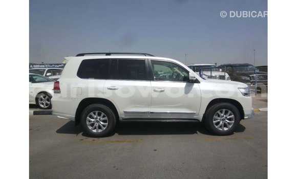 Sayi Imported Toyota Land Cruiser White Mota in Import - Dubai a Benin Sayi Imported Toyota Land Cruiser White Mota in Import - Dubai a Benin