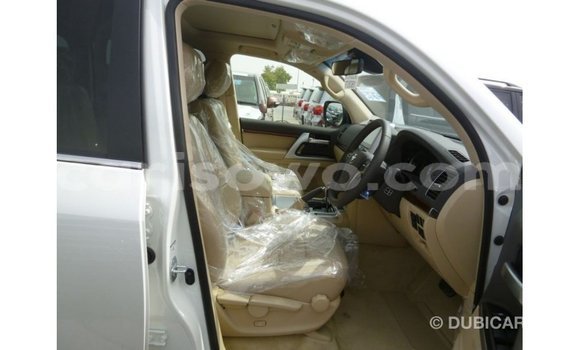 Sayi Imported Toyota Land Cruiser White Mota in Import - Dubai a Benin Sayi Imported Toyota Land Cruiser White Mota in Import - Dubai a Benin