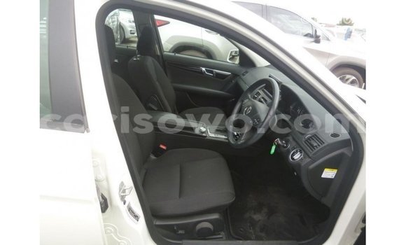 Acheter Import Voiture Mercedes-Benz 200 Blanc à Import - Dubai, Benin Acheter Import Voiture Mercedes-Benz 200 Blanc à Import - Dubai, Benin