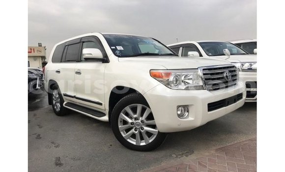 Acheter Import Voiture Toyota Land Cruiser Blanc à Import - Dubai, Benin Acheter Import Voiture Toyota Land Cruiser Blanc à Import - Dubai, Benin