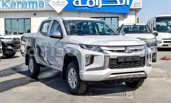 Sayi Imported Mitsubishi L200 White Mota in Import - Dubai a Benin Sayi Imported Mitsubishi L200 White Mota in Import - Dubai a Benin