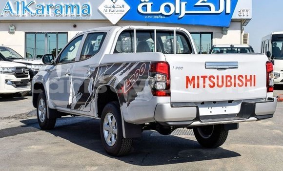 Sayi Imported Mitsubishi L200 White Mota in Import - Dubai a Benin Sayi Imported Mitsubishi L200 White Mota in Import - Dubai a Benin