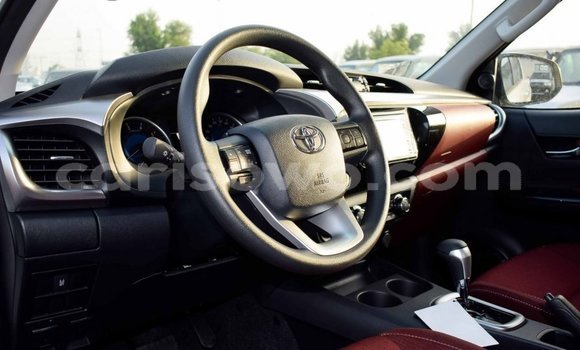 Sayi Imported Toyota Hilux White Mota in Import - Dubai a Benin Sayi Imported Toyota Hilux White Mota in Import - Dubai a Benin