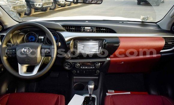 Sayi Imported Toyota Hilux White Mota in Import - Dubai a Benin Sayi Imported Toyota Hilux White Mota in Import - Dubai a Benin