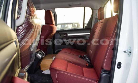 Sayi Imported Toyota Hilux White Mota in Import - Dubai a Benin Sayi Imported Toyota Hilux White Mota in Import - Dubai a Benin