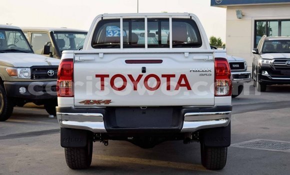 Sayi Imported Toyota Hilux White Mota in Import - Dubai a Benin Sayi Imported Toyota Hilux White Mota in Import - Dubai a Benin