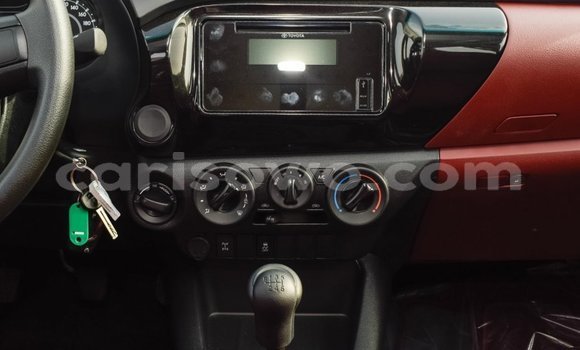 Sayi Imported Toyota Hilux White Mota in Import - Dubai a Benin Sayi Imported Toyota Hilux White Mota in Import - Dubai a Benin