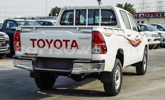 Sayi Imported Toyota Hilux White Mota in Import - Dubai a Benin Sayi Imported Toyota Hilux White Mota in Import - Dubai a Benin