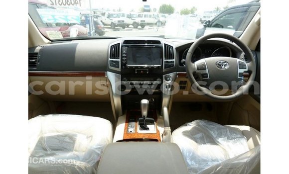 Acheter Import Voiture Toyota Land Cruiser Blanc à Import - Dubai, Benin Acheter Import Voiture Toyota Land Cruiser Blanc à Import - Dubai, Benin