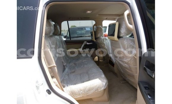 Acheter Import Voiture Toyota Land Cruiser Blanc à Import - Dubai, Benin Acheter Import Voiture Toyota Land Cruiser Blanc à Import - Dubai, Benin