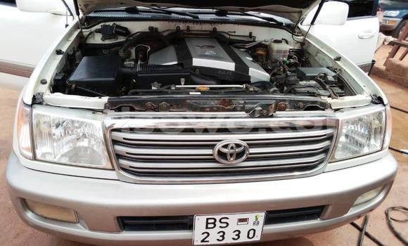 Ra Tuntun Toyota Land Cruiser Prado funfun Ọkọ̀ in Cotonou ni Benin Ra Tuntun Toyota Land Cruiser Prado funfun Ọkọ̀ in Cotonou ni Benin