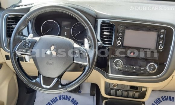 Acheter Import Voiture Mitsubishi Outlander Blanc à Import - Dubai, Benin Acheter Import Voiture Mitsubishi Outlander Blanc à Import - Dubai, Benin