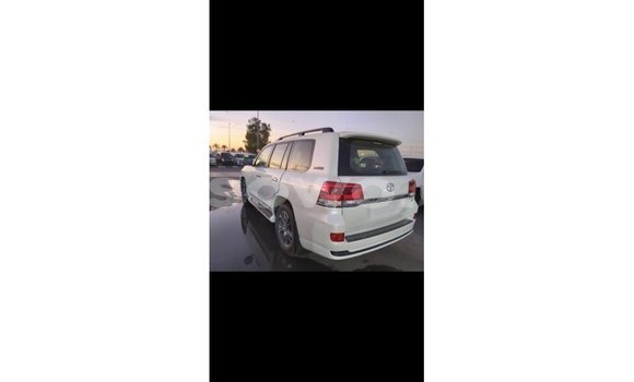 Ra Imported Toyota Land Cruiser funfun Ọkọ̀ in Import - Dubai ni Benin Ra Imported Toyota Land Cruiser funfun Ọkọ̀ in Import - Dubai ni Benin