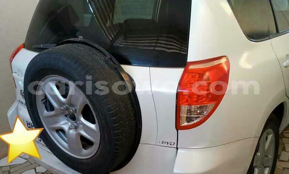 Ra Àlòkù Toyota RAV4 funfun Ọkọ̀ in Cotonou ni Benin Ra Àlòkù Toyota RAV4 funfun Ọkọ̀ in Cotonou ni Benin